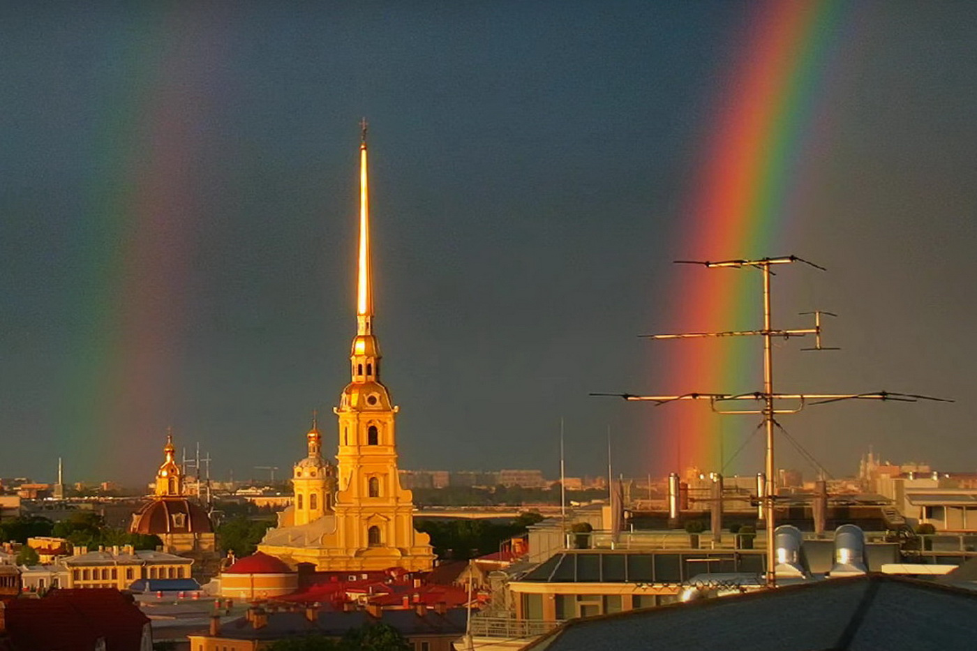Двойная и сочная. Посмотрите на первую в Петербурге майскую радугу