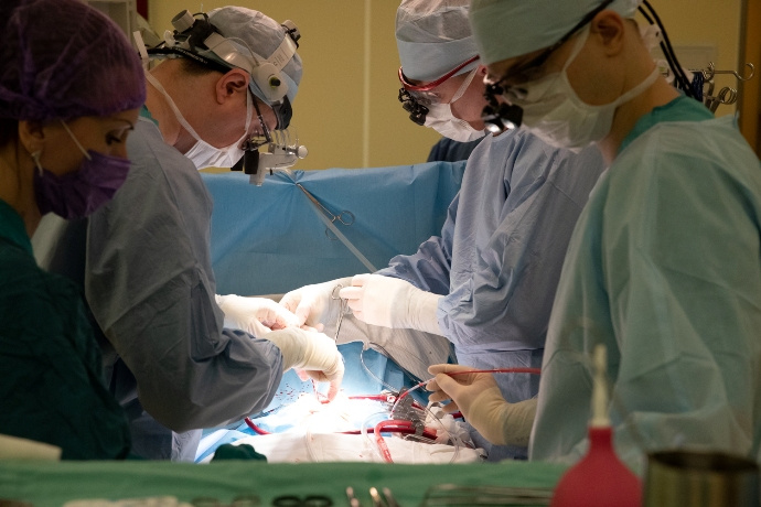 «С такой формой столкнулись впервые»: красноярские врачи спасли семилетнего мальчика с редким пороком сердца