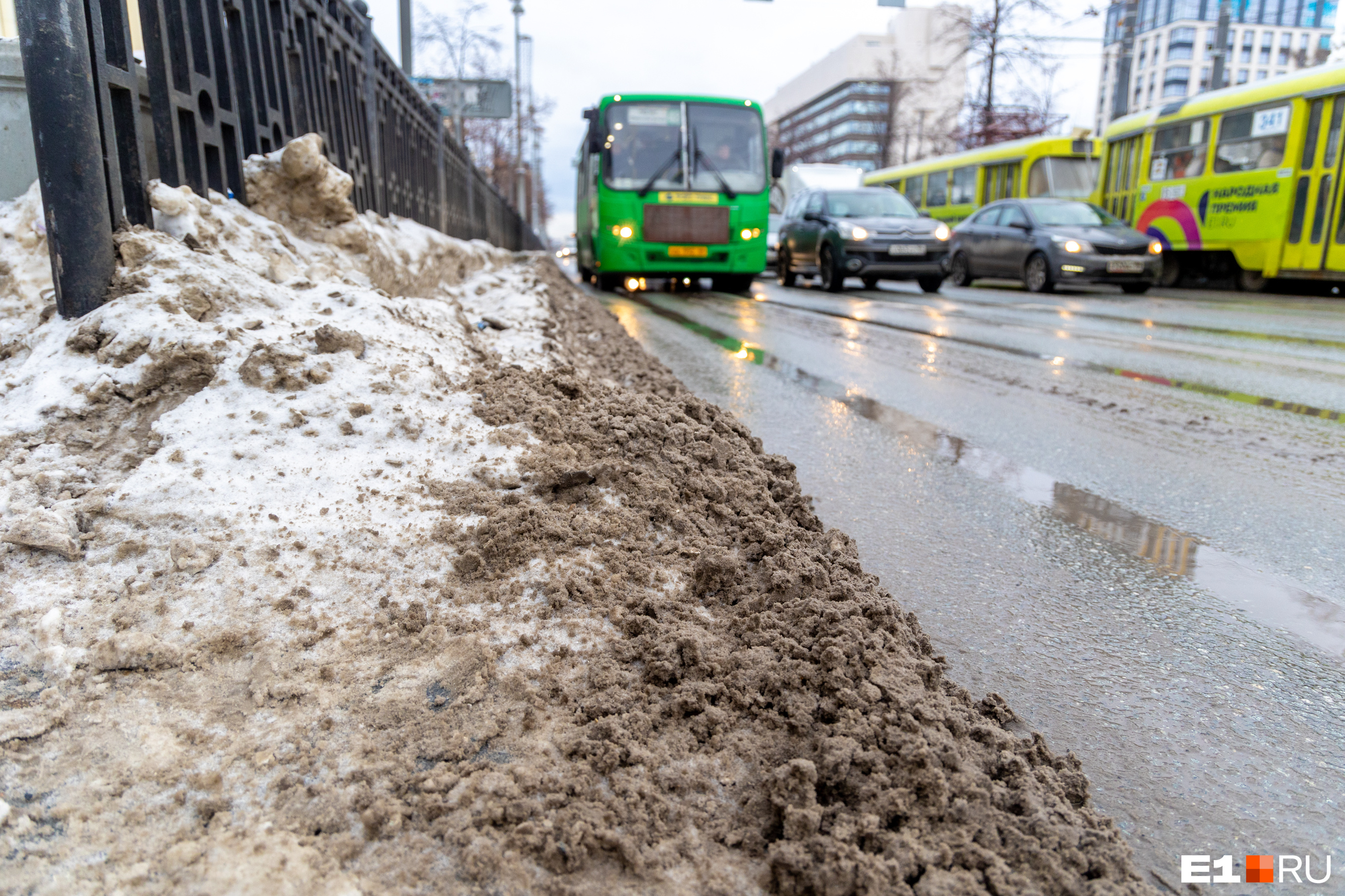 В Екатеринбурге резко потеплело и улицы теперь утопают в грязи: фото