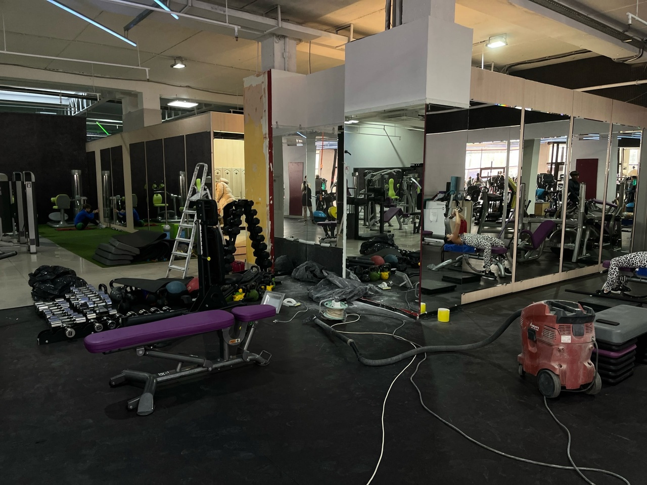 «Дошел до самой раздевалки»: фитнес-центр для женщин пустил мужскую ремонтную бригаду в зал во время тренировок