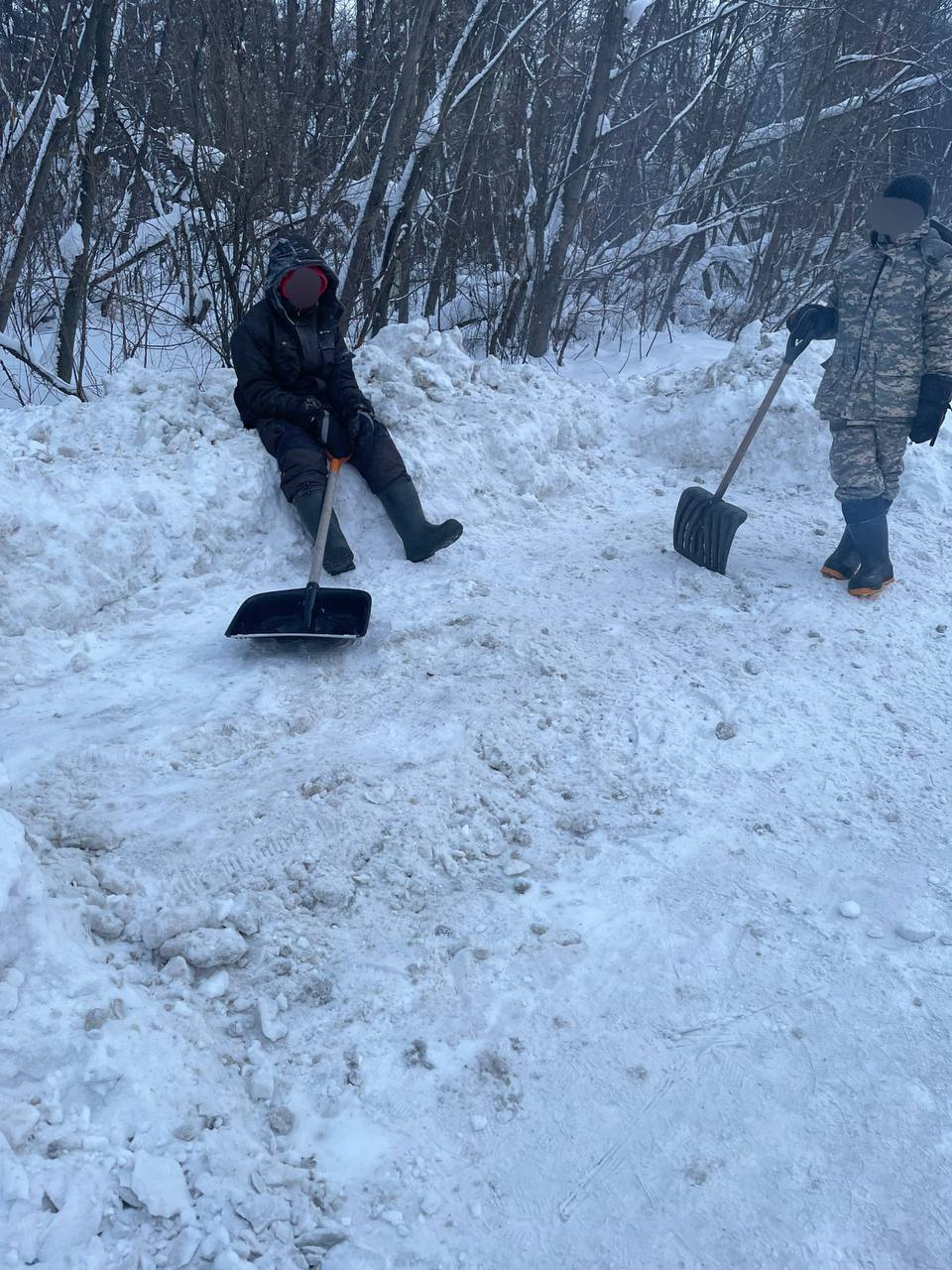 «Утопаешь в снегу!» На Урале дети вышли чистить дорогу от снега. Видео