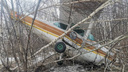 Частный самолет упал возле городского аэропорта — кабина и шасси повреждены
