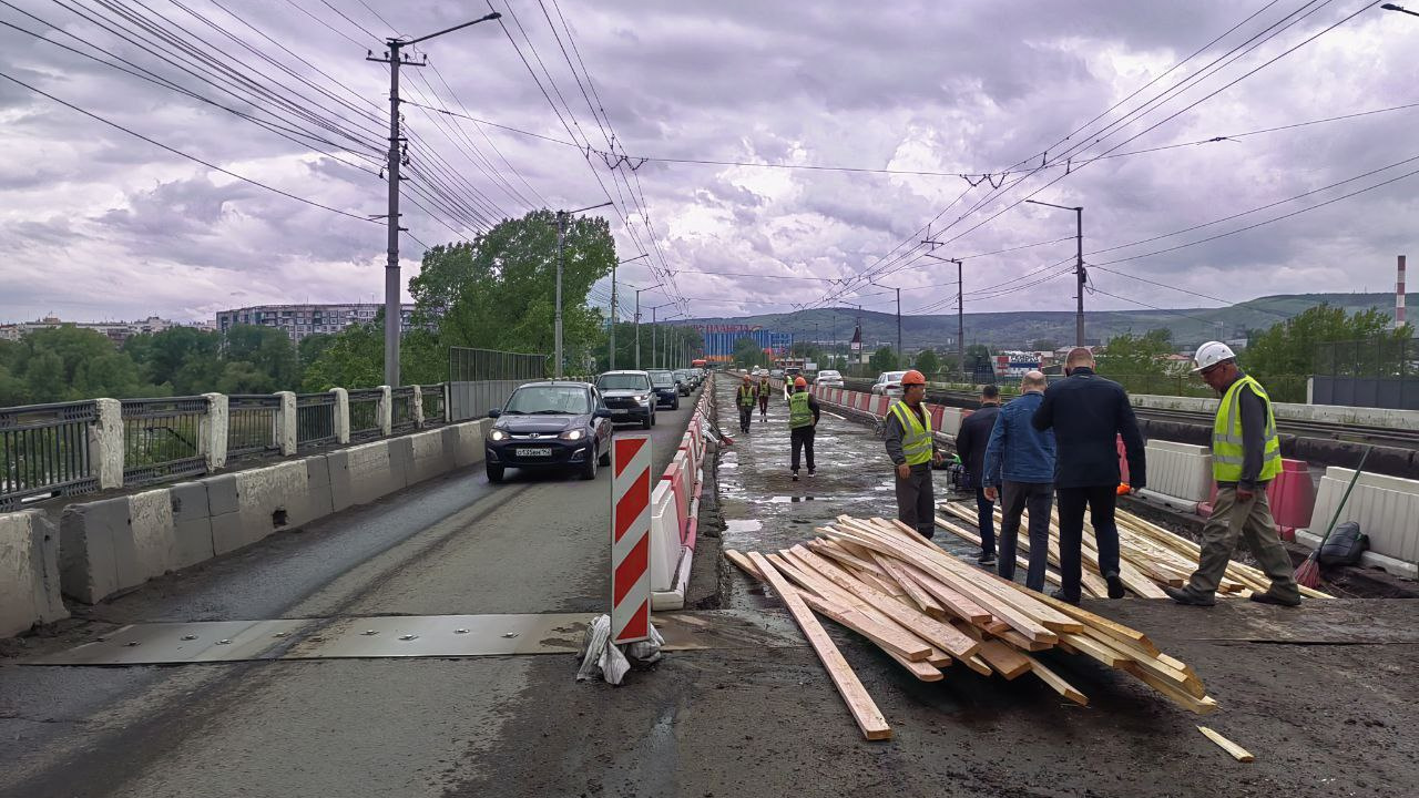 «Не хватает рабочих и материалов»: ремонт важного моста в Новокузнецке не успеют сделать вовремя