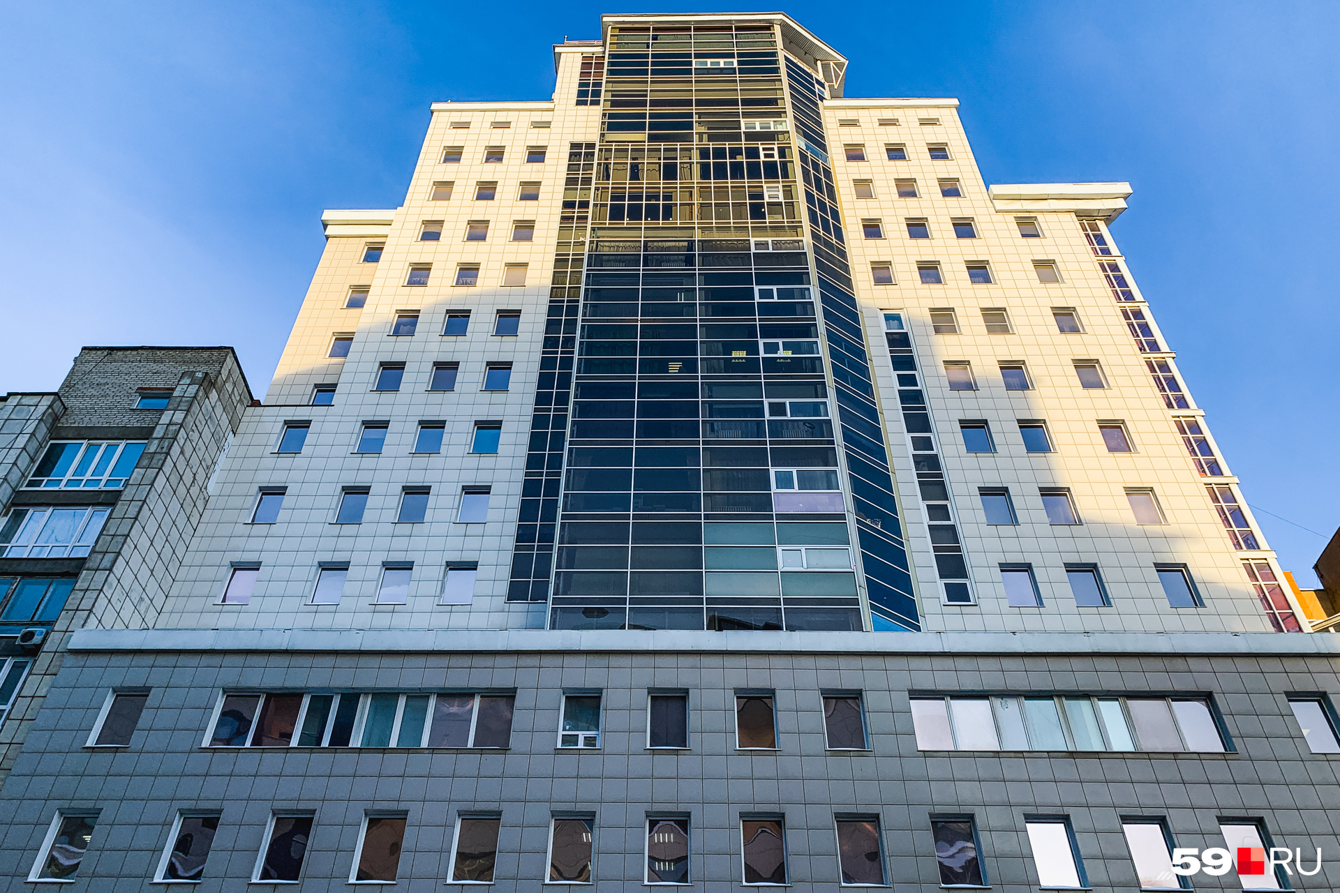 Здание высотой 18 этажей находится в двух кварталах от эспланады — на Екатерининской, 122