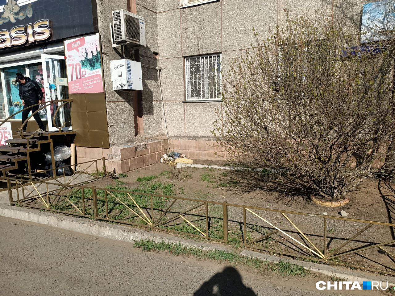 Упавшую с балкона в Чите доставили в больницу в тяжелом состоянии