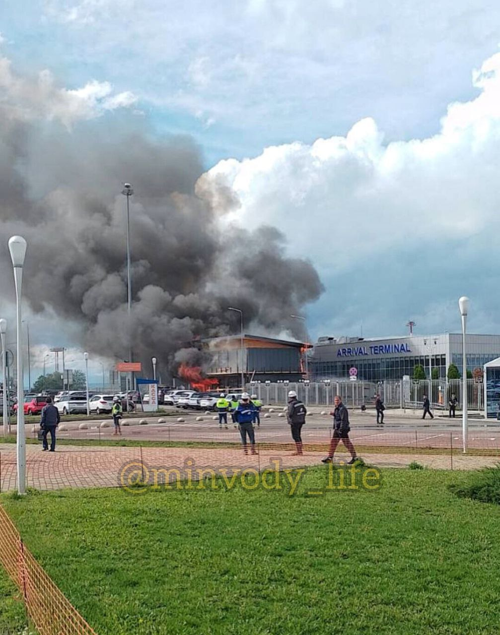 В Минеральных Водах огонь вспыхнул у здания терминала прилета аэропорта