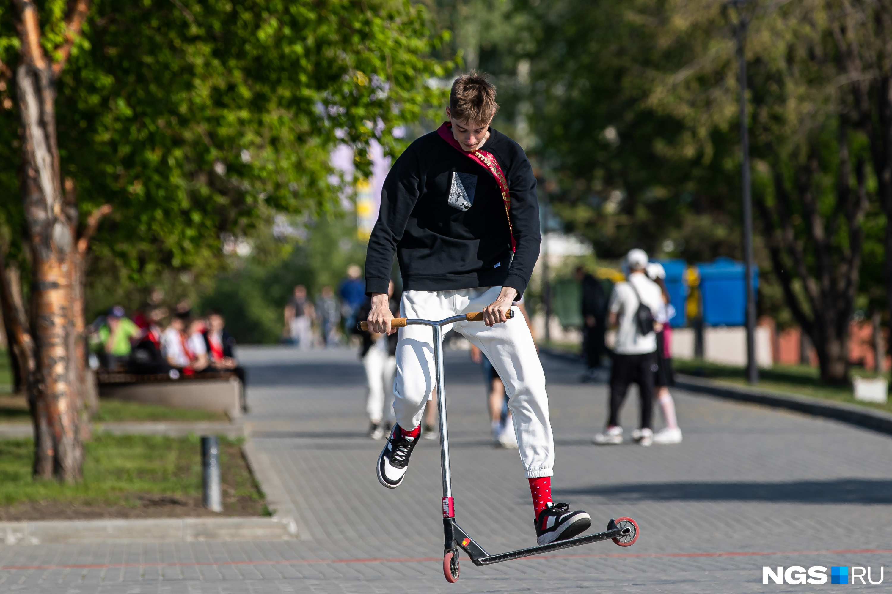 Трюк айспик на самокате