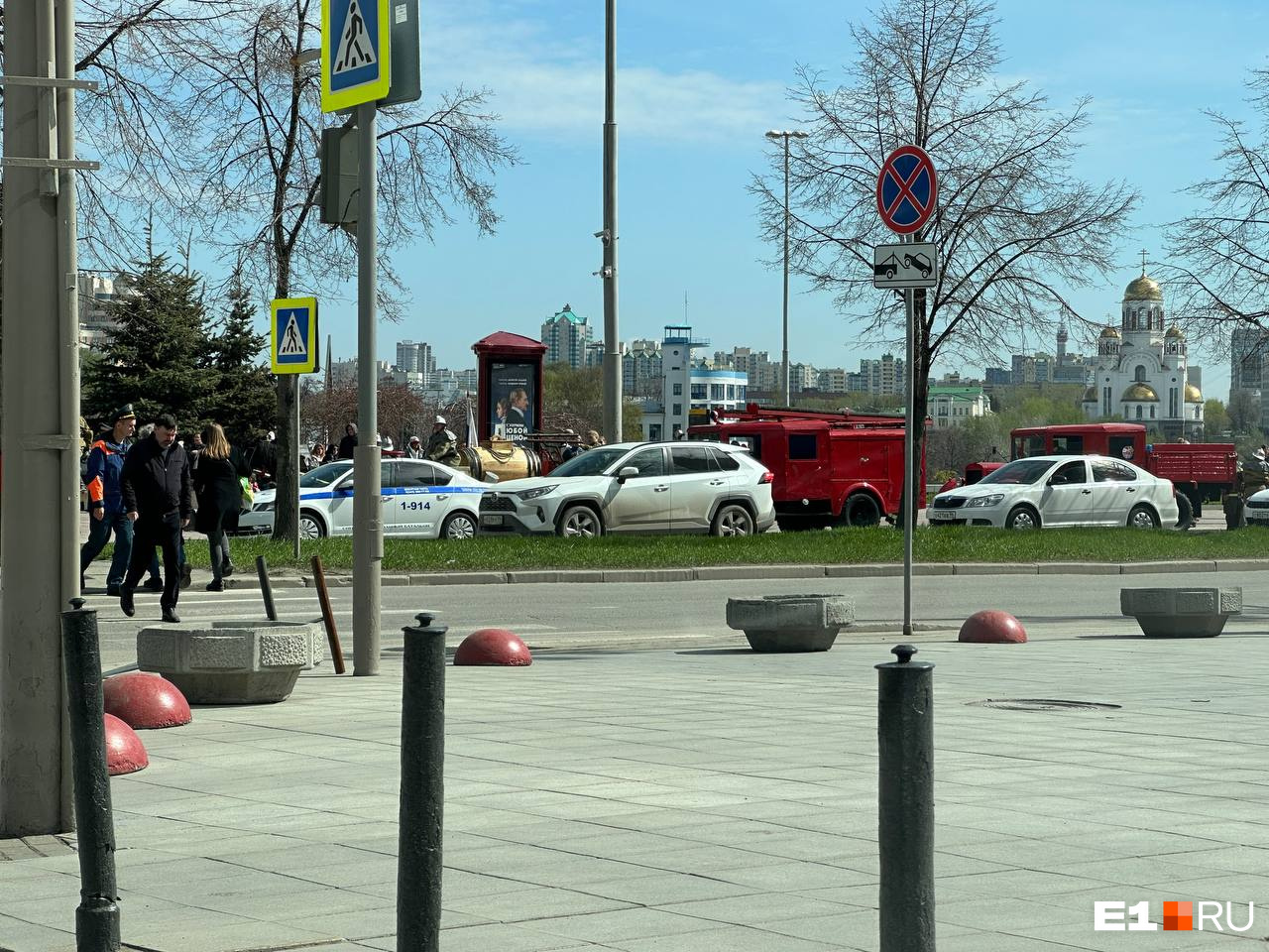 По Екатеринбургу медленно прокатилась колонна пожарных машин с лошадью во главе. Им некуда было спешить