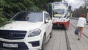 Меrсеdеs бросили на трамвайных путях в центре Новосибирска — кто мог быть за рулем