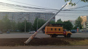 На оживленном проспекте Челябинска в вечерний час пик упал столб