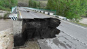 В Тыве из-за паводка размыло мост: перекрыта дорога в Хакасию — видео с наводнением