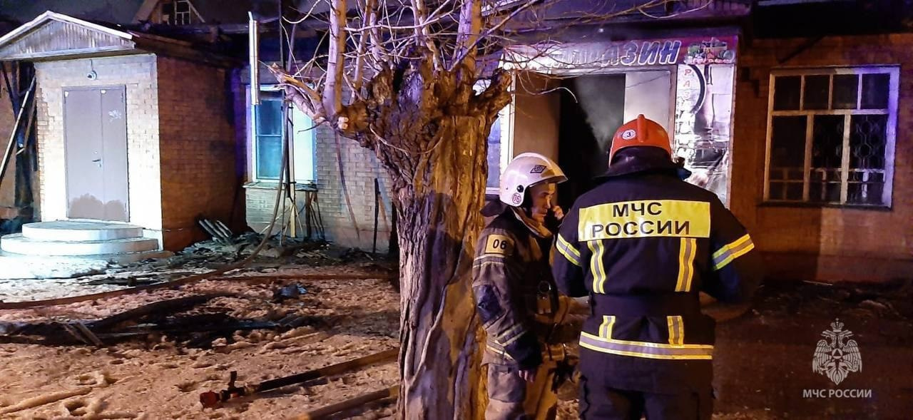 «Эвакуировались 15 человек»: в Бердске вспыхнул магазин около школы