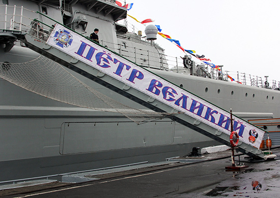 Экипаж тяжёлого атомного ракетного крейсера (ТАРК) «Петр Великий» отметил 17-летие со дня подъёма Военно-морского флага. 2015 год
