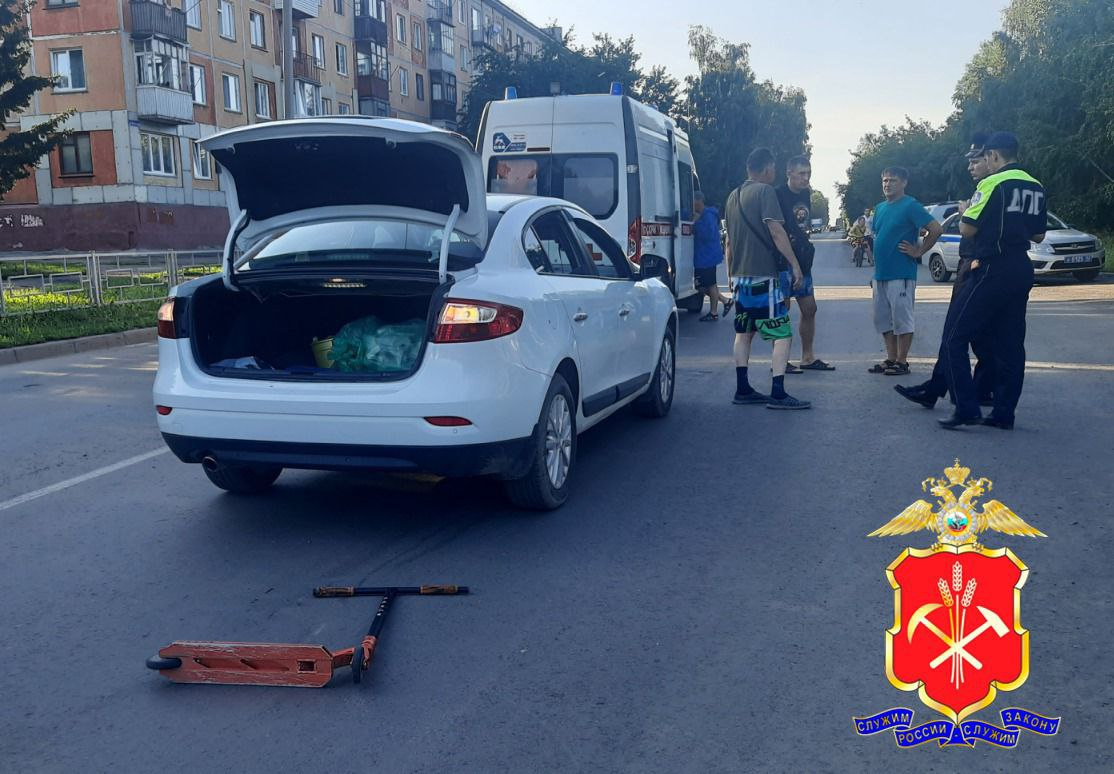 Водитель сбил восьмилетнего ребенка в Кузбассе. Мальчик переезжал дорогу на самокате