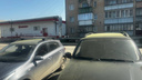 «Нас травят?»: южноуральцев напугал зеленый налет на машинах и домах
