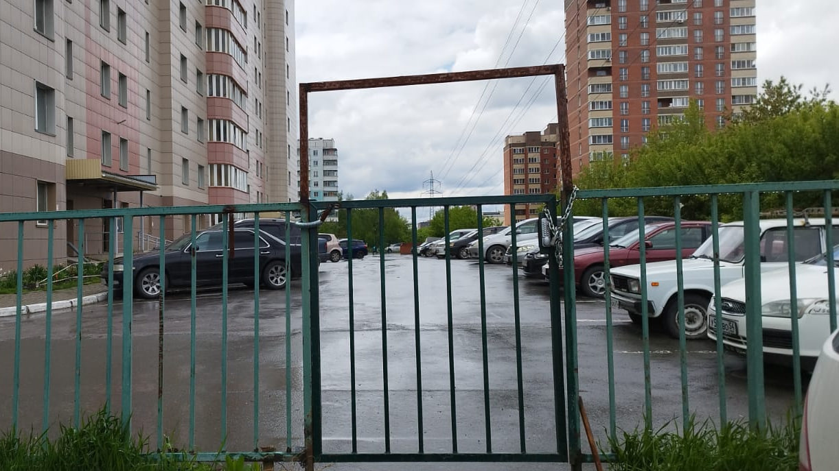 «Идите, детки, по проезжей части»: на Выборной закрыли на замок безопасный проход до школы и детсада — соседи пошли к Путину