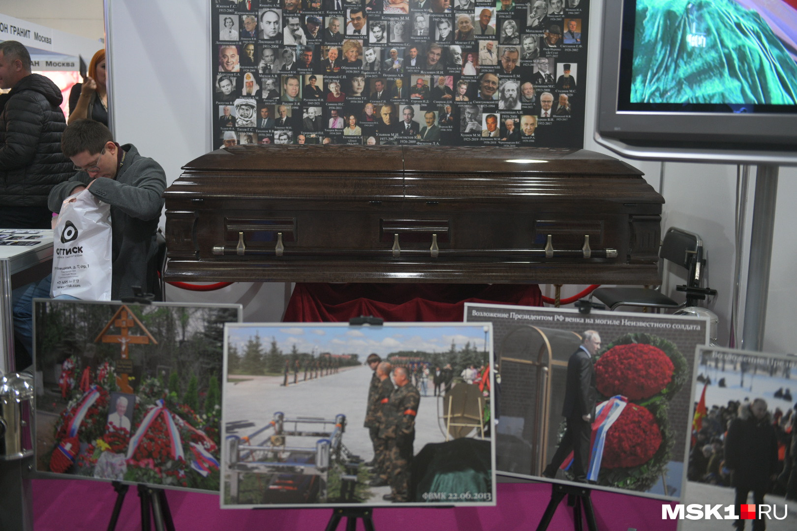 На выставке можно найти фотографии с Путиным, где он возлагает кому-то цветы