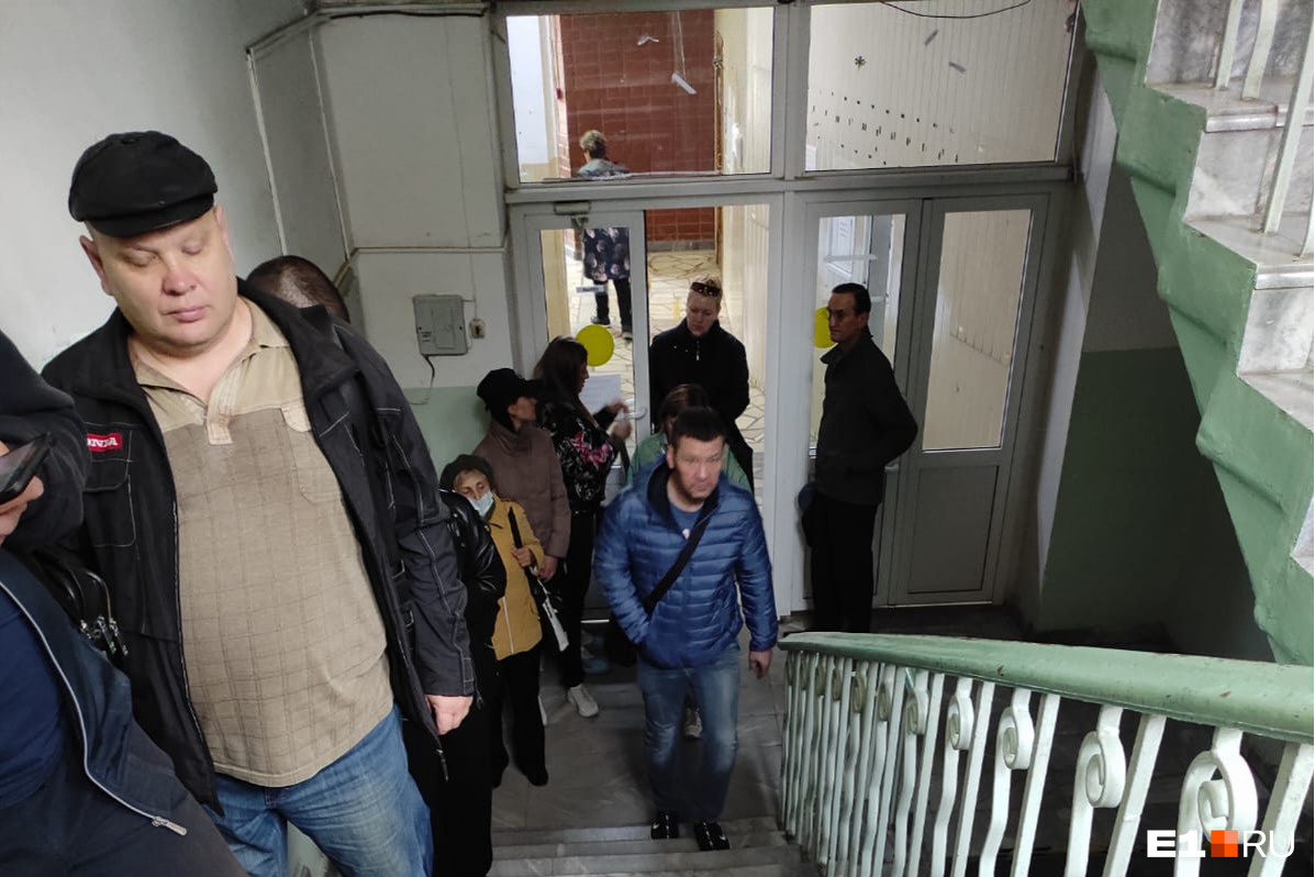 «Верните 90-е, когда были живые очереди!» В поликлинике Екатеринбурга пациенты ждут на лестнице ради справки