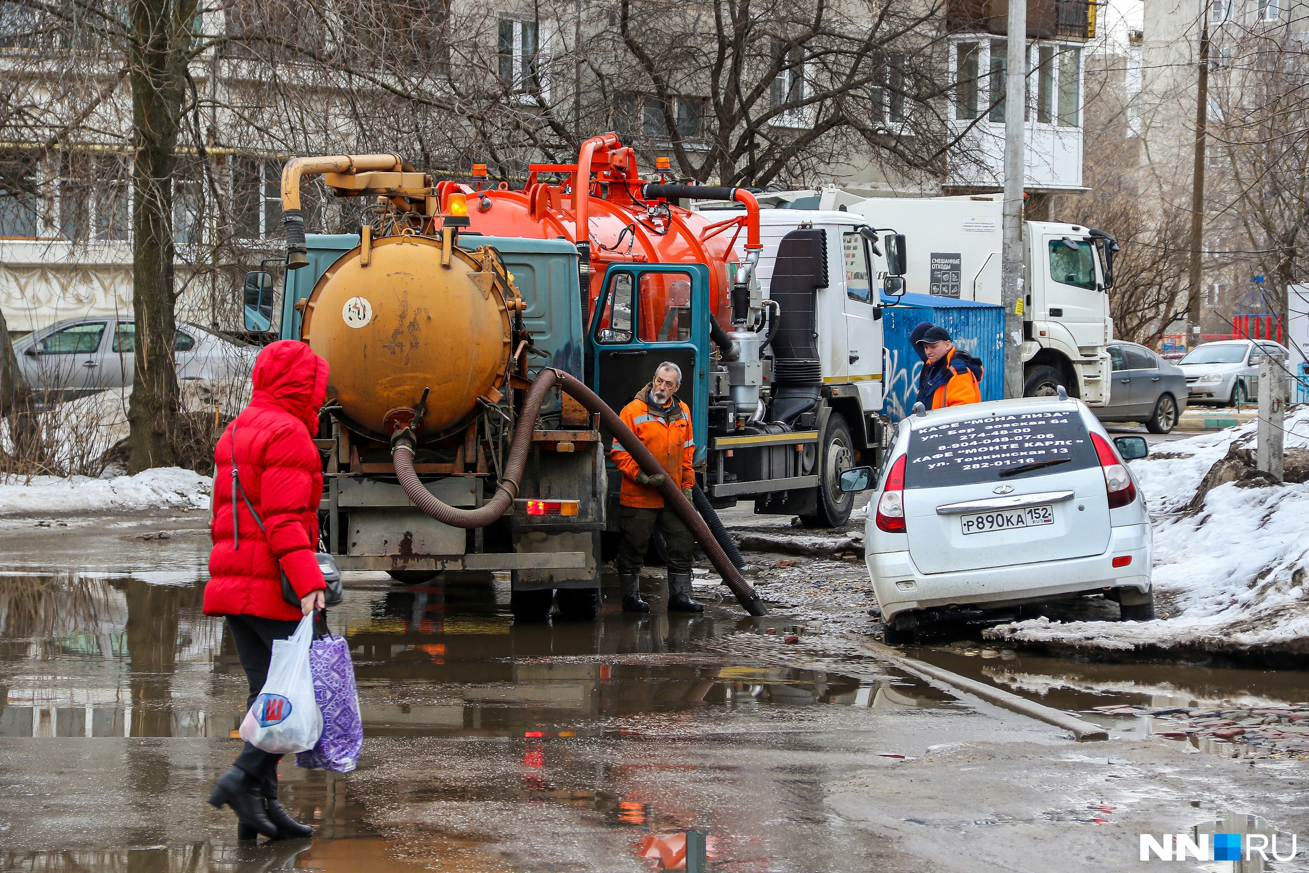 Коммунальщики откачивают воду на улице Тонкинской — ведь могут, когда захотят!