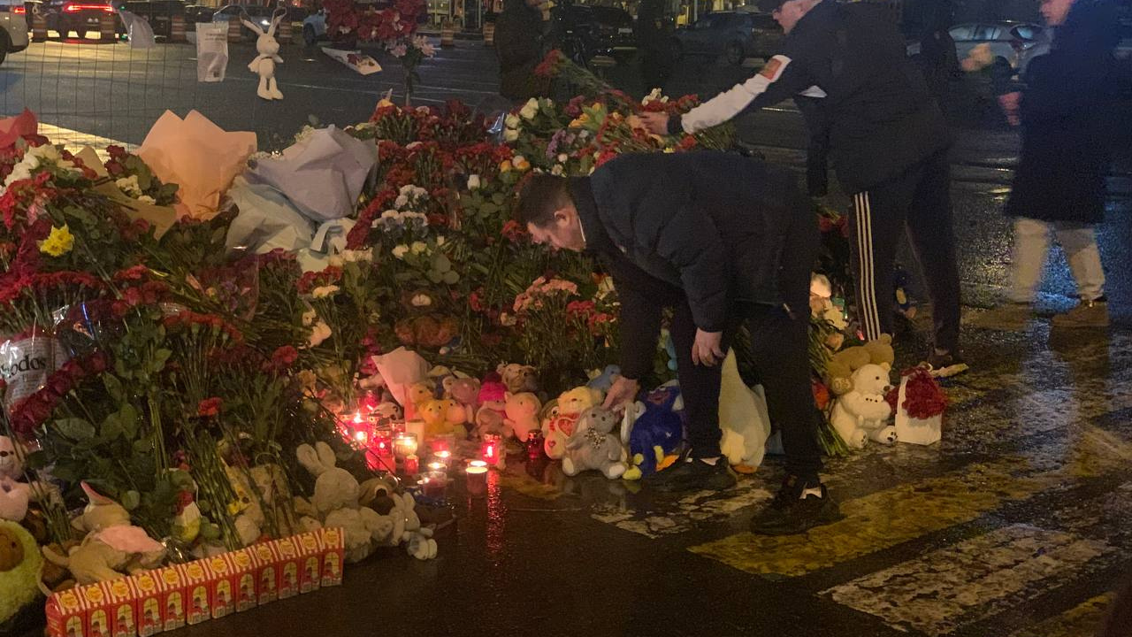 «Горы цветов и свечей». Даже ночью люди продолжают приходить к мемориалу у «Крокуса»: фоторепортаж