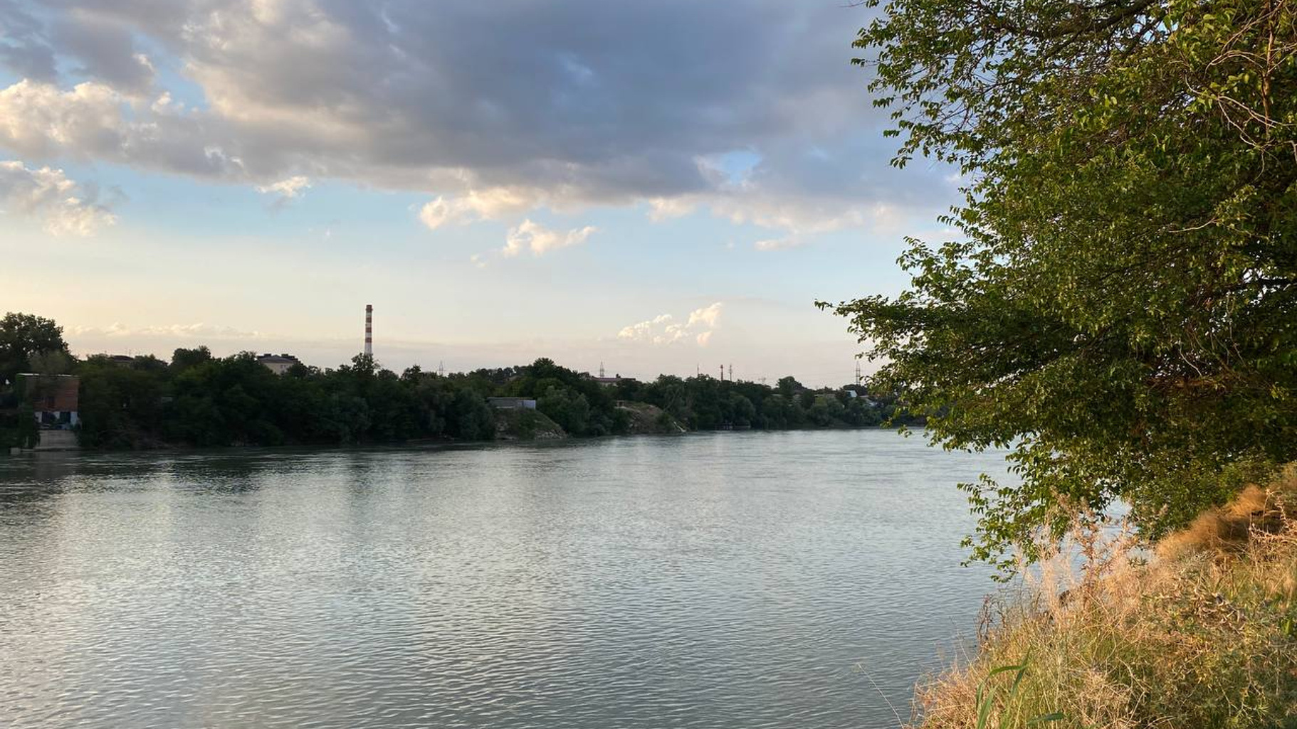 Уровень воды сегодня в реке кубань краснодар. Река Кубань 2023. Река Кубань Усть Лабинск. Водохранилище. Берег реки.