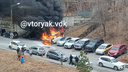 Вспыхнул за секунду. Горящий автомобиль потушили возле тысячекоечной больницы во Владивостоке