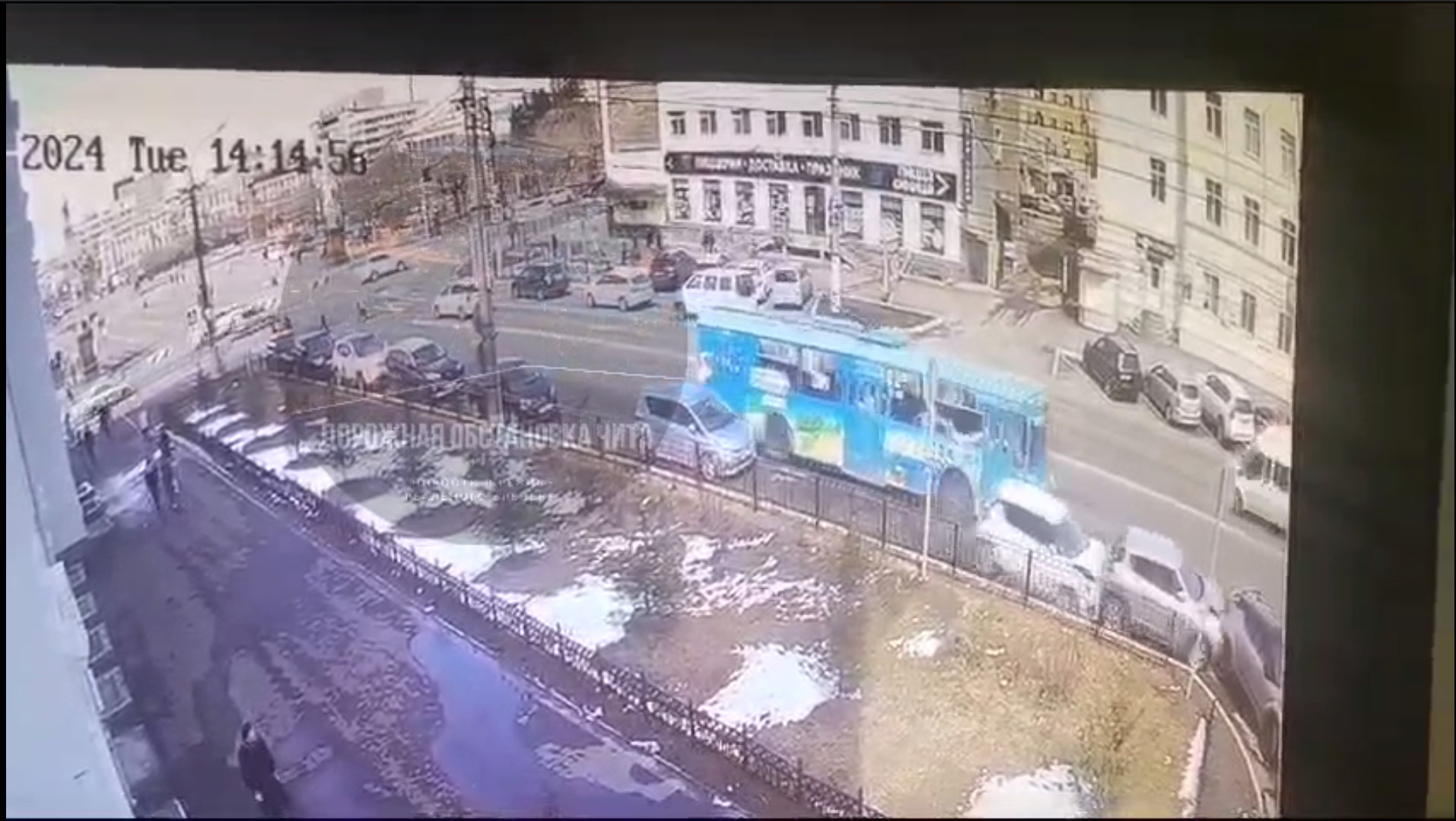 Видео ДТП с троллейбусом, протаранившим три машины в Чите, появилось в Сети