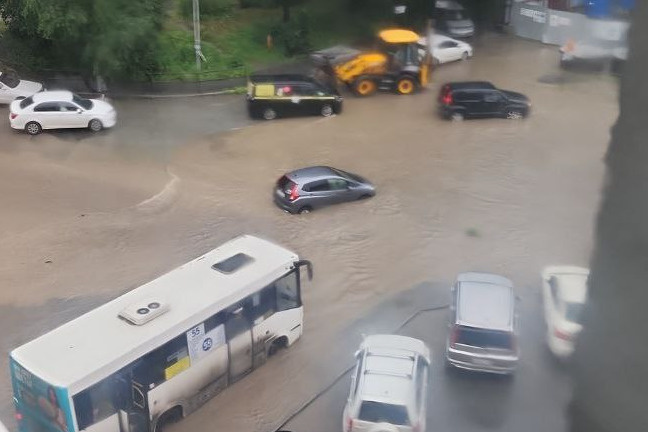 Водопады на лестницах и бассейн в автобусе. Владивосток накрыл тропический ливень — кадры тонущего города