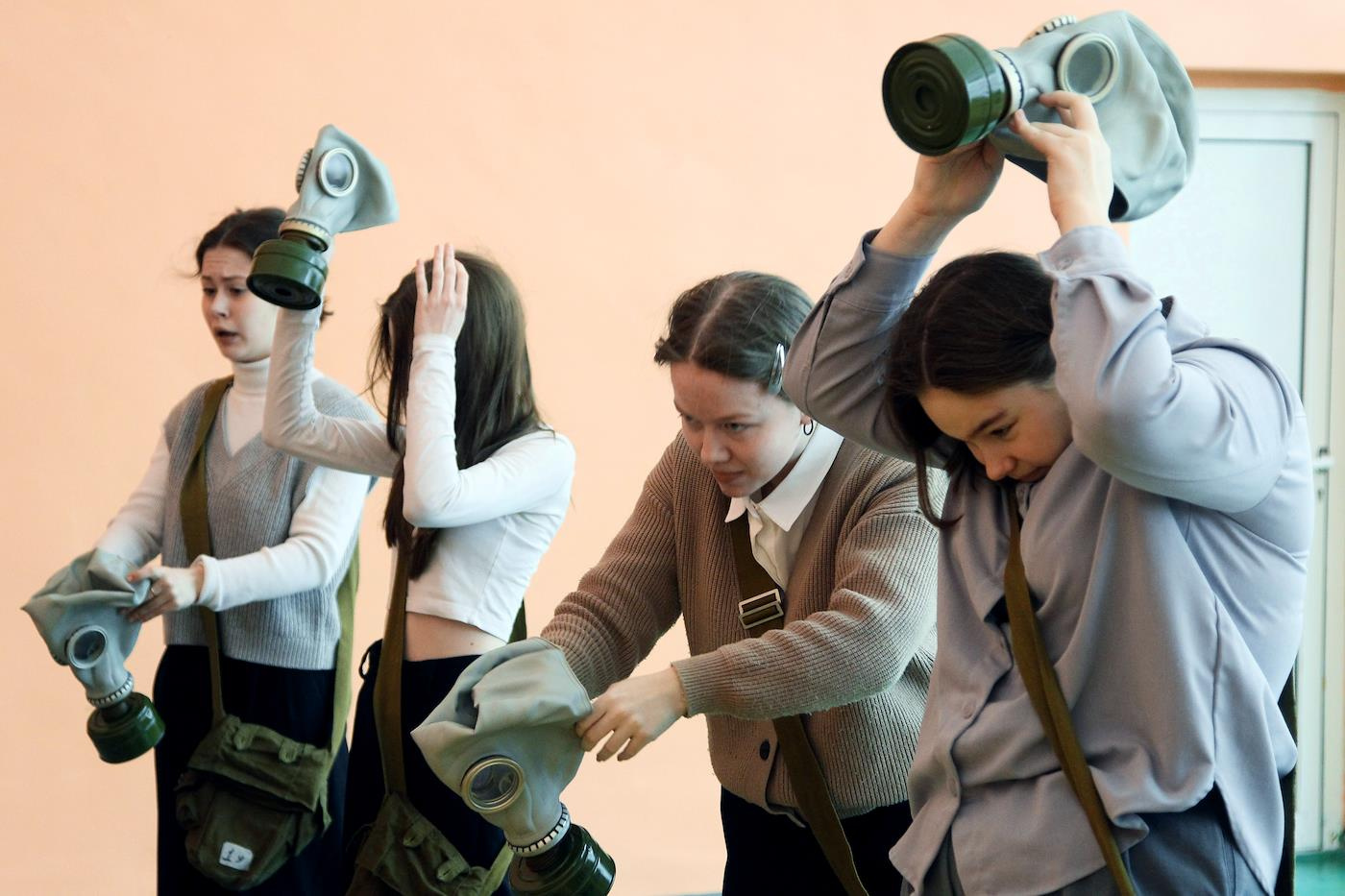 Девушки надевают противогаз во время урока начальной военной подготовки старших классов школы №49