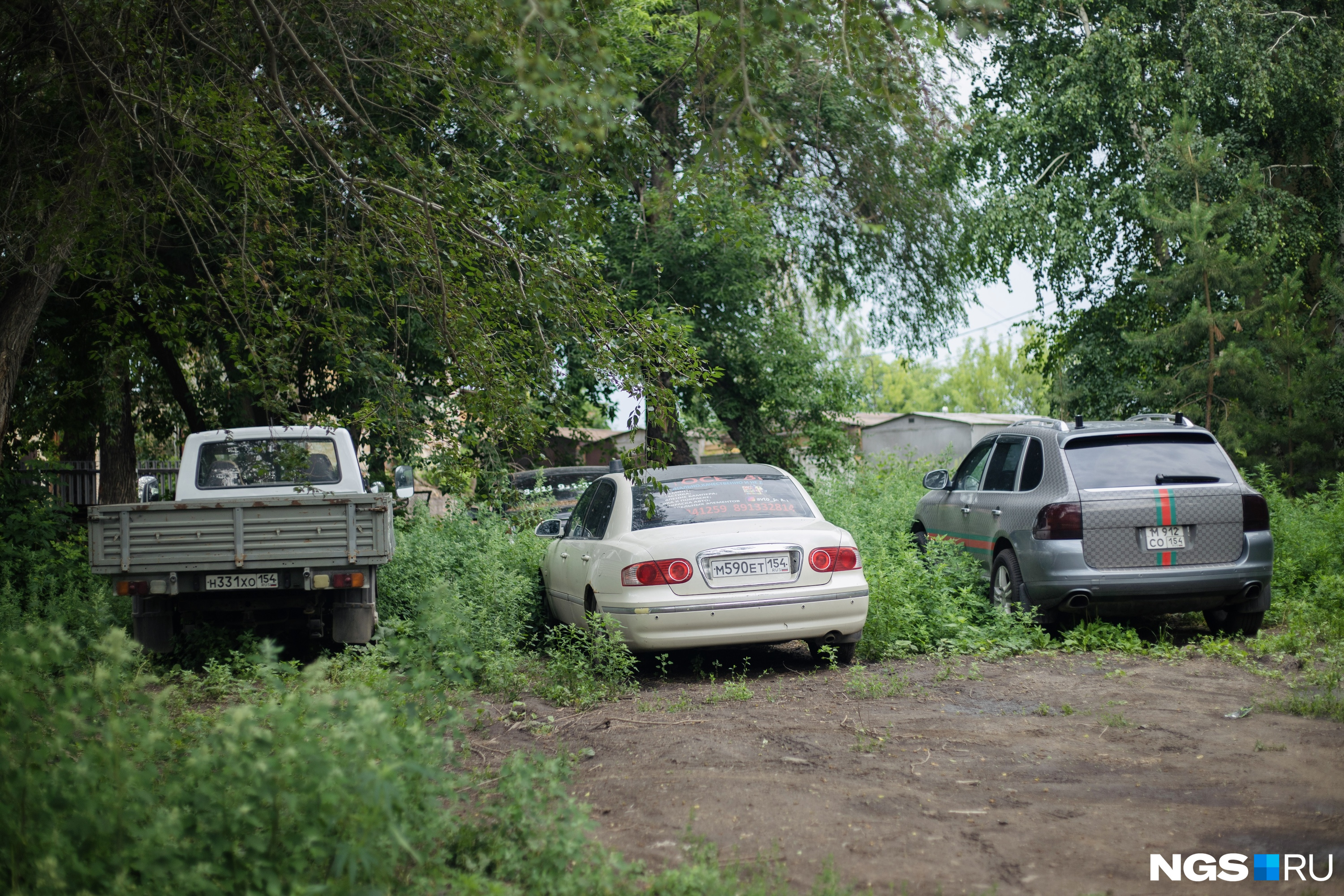 Жители недовольны тем, что теперь им приходится оставлять свои автомобили за воротами дома