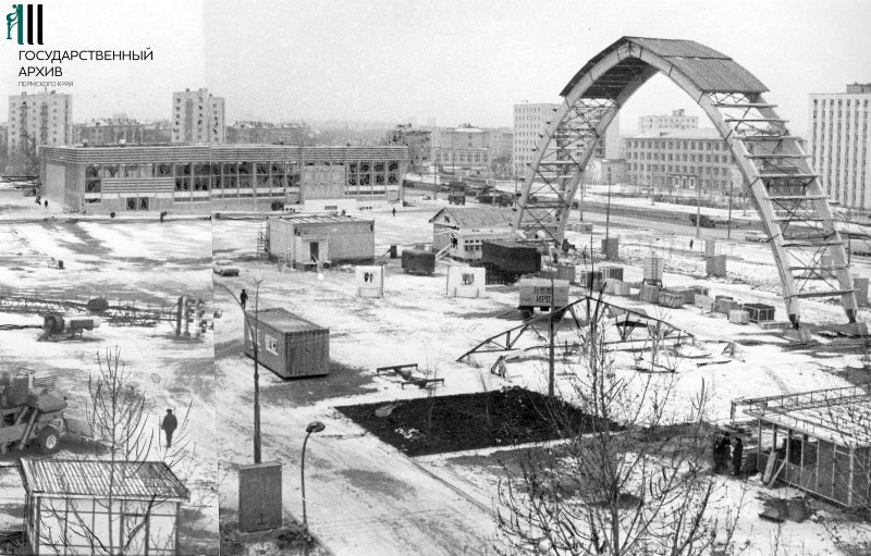 Перед зданием ВДНХ стояла огромная арка (фото сделано в 1977 году незадолго до открытия)
