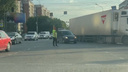 Пешеход надел сигнальный жилет и вышел регулировать пробку на Плановой — нарушил ли он правила?