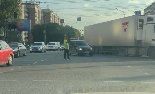 Пешеход надел сигнальный жилет и вышел регулировать пробку на Плановой — нарушил ли он правила?