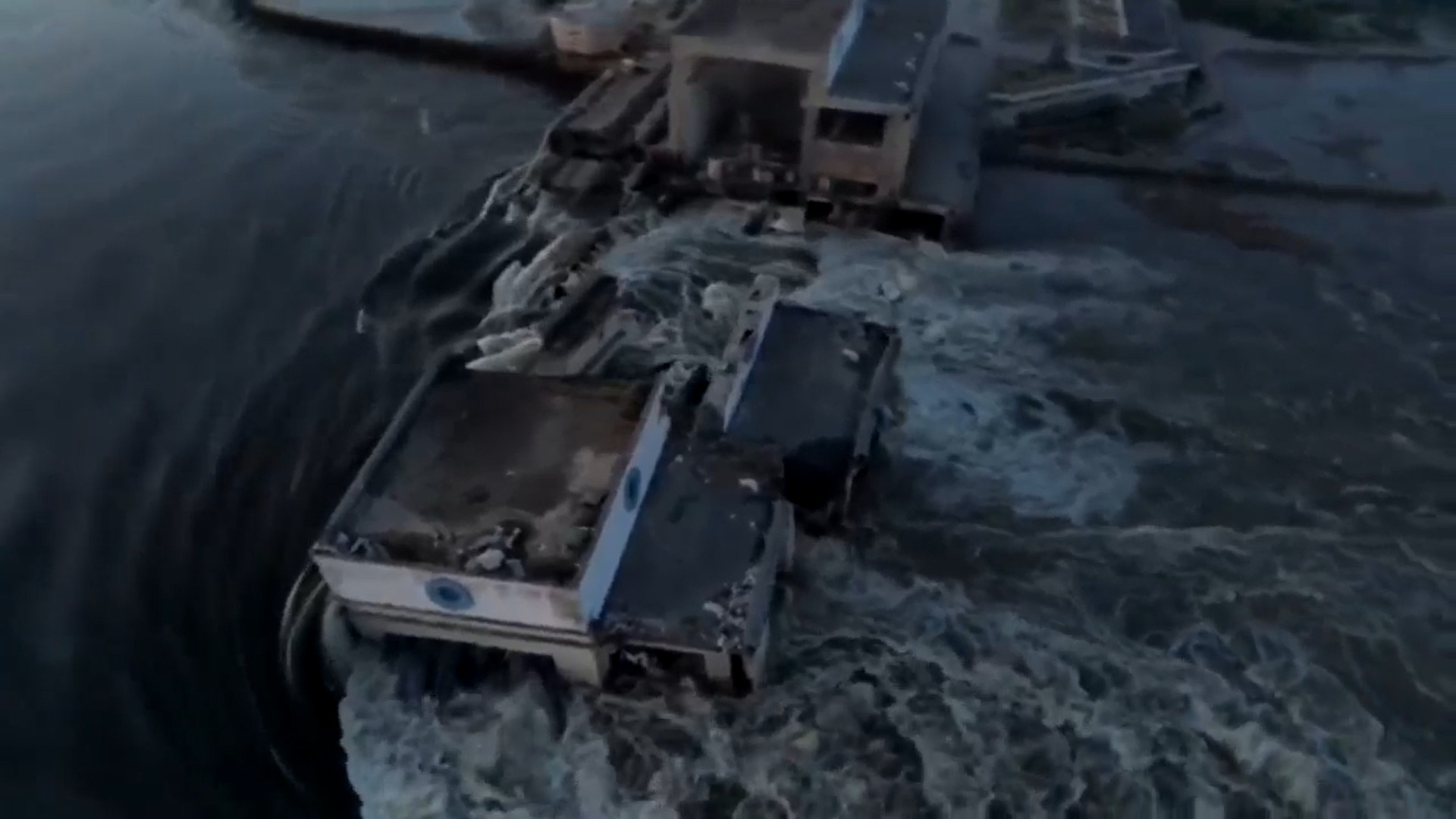 «Всё смывает на пути»: плотина Каховской ГЭС частично разрушена