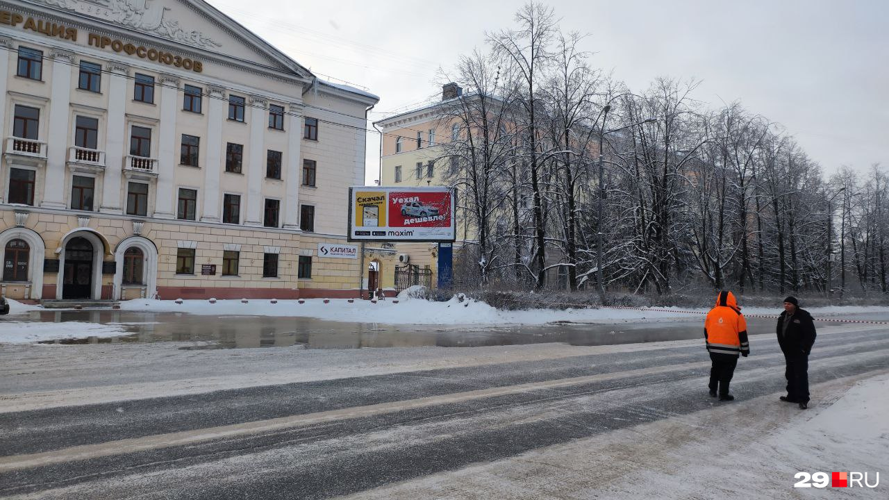 В центре Архангельска залило водой дорогу: как выглядит место аварии, где  теперь не проехать | 03.01.2024 | Архангельск - БезФормата