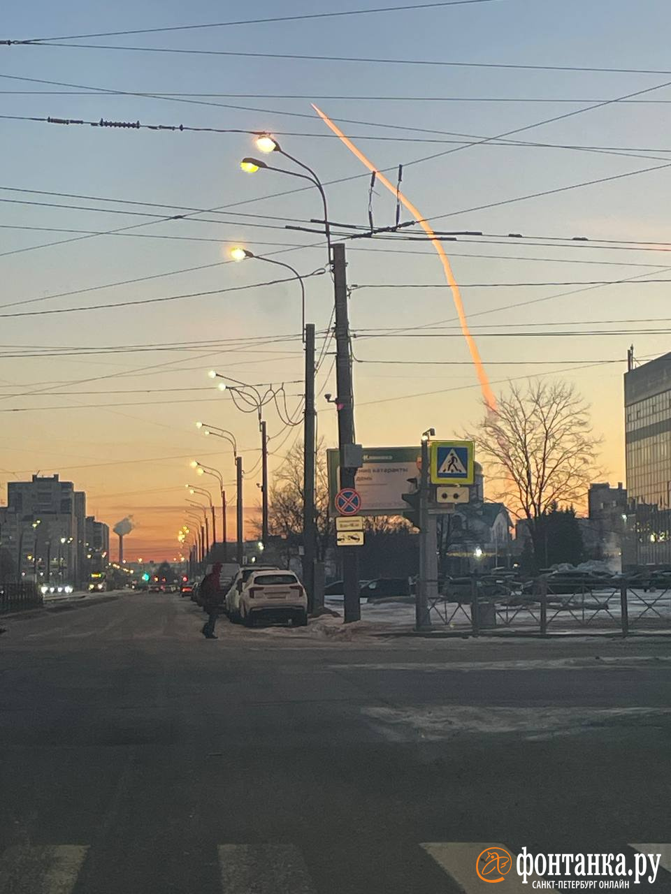 Что за облако как след самолета в небе над Петербургом утром 19 февраля -  19 февраля 2024 - ФОНТАНКА.ру