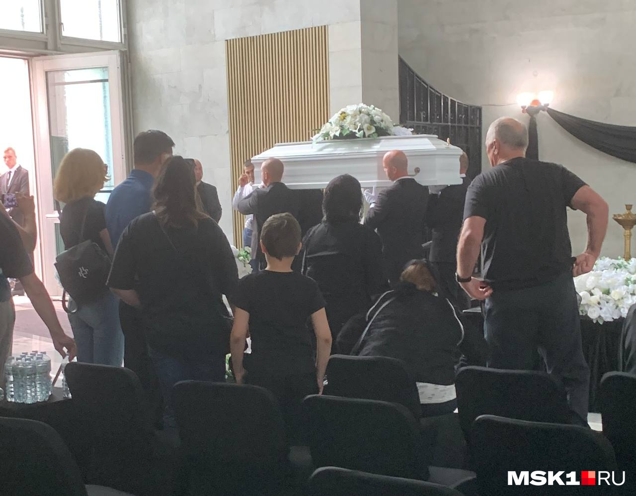«Она не ушла, ее у нас отобрали». Как родственники простились на Троекуровском кладбище с блогером МотоТаней: онлайн