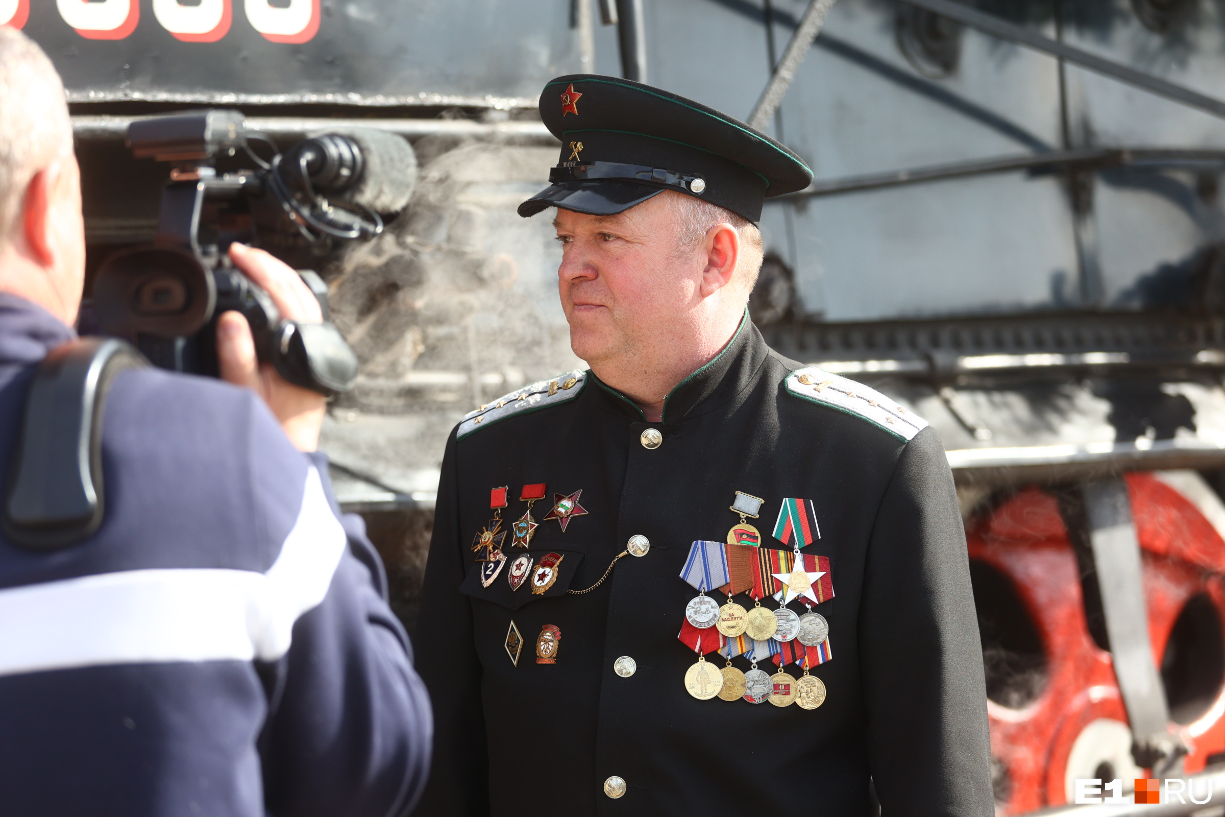 Начальник поезда с удовольствием позировал журналистам