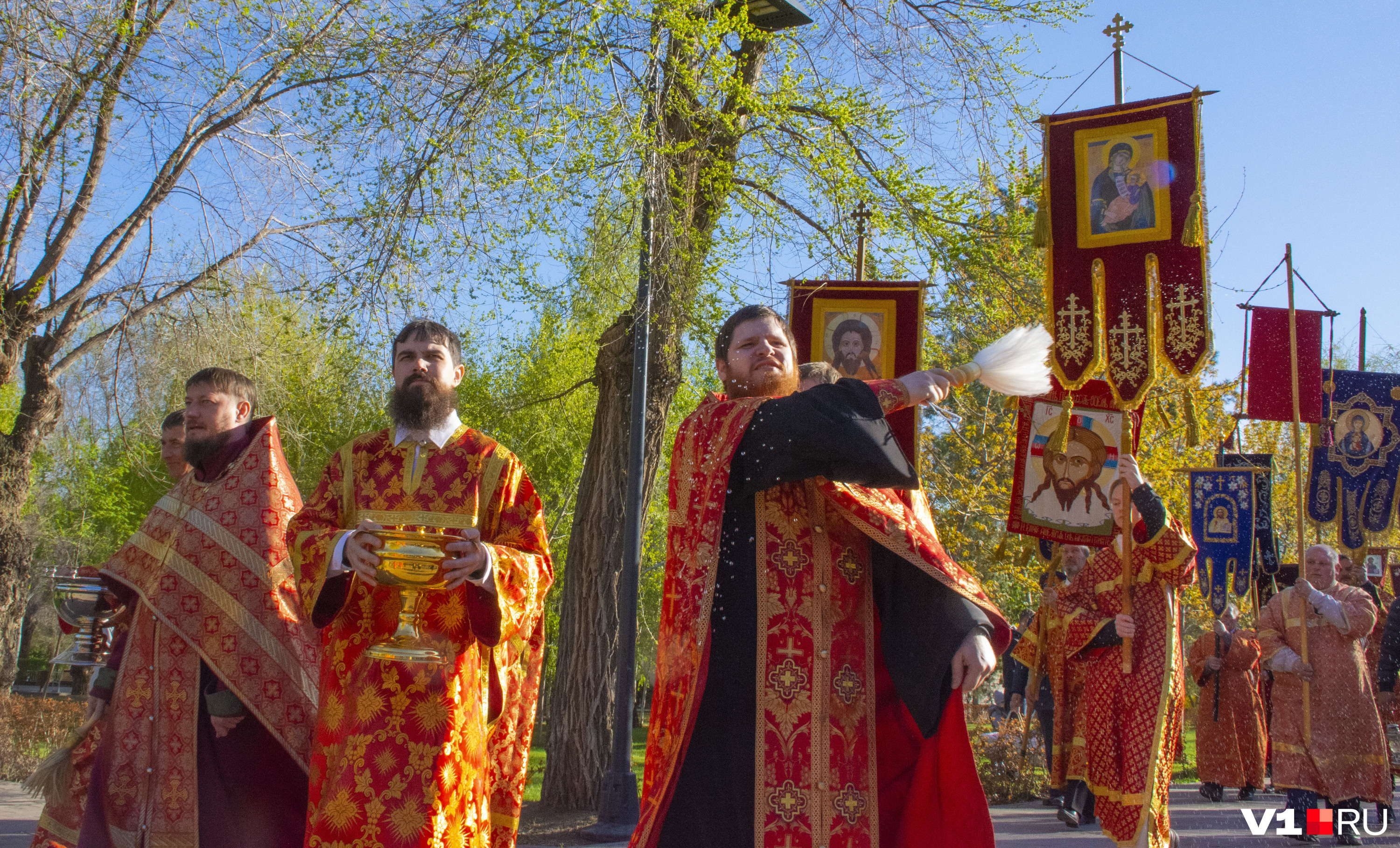 Последний крестный ход в белгороде. Крестный ход Волгоград 2023. Пасхальный крестный ход Волгоград. Крестный ход в Волгограде 16. Волгоград крестный ход 16 апреля 2023.