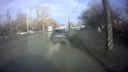 Истошно вскрикнула: автомобиль окатил грязью прохожую в белой куртке — наглое видео с улицы Петухова