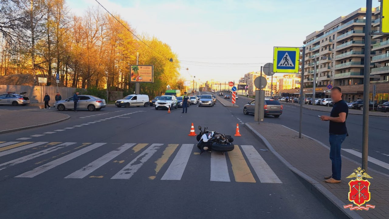 Водитель Citroen при повороте на Вязовую снес мотоциклиста на BMW