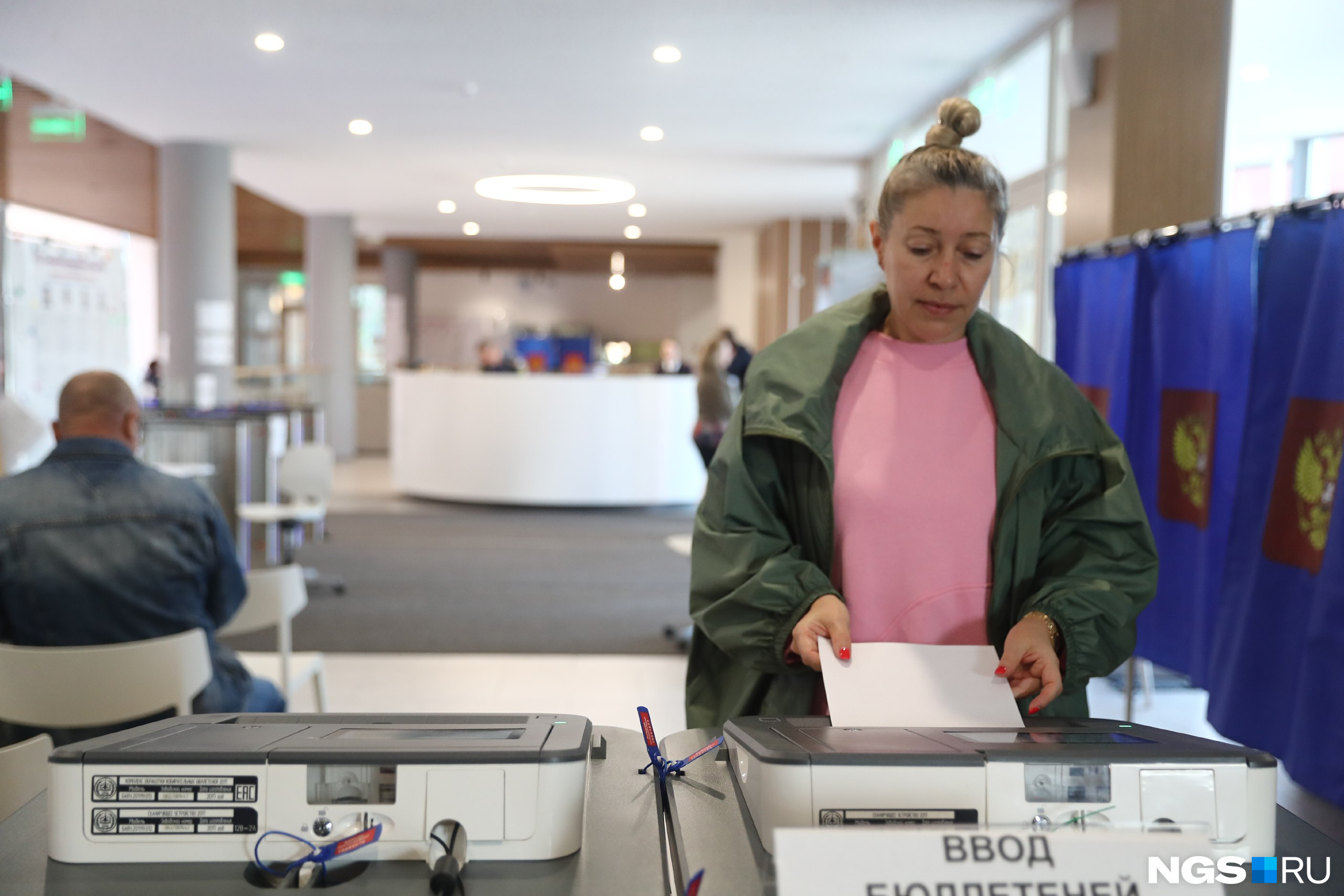Чтобы отдать свой голос, бюллетень необходимо опустить в КОИБ — комплекс обработки избирательных бюллетеней