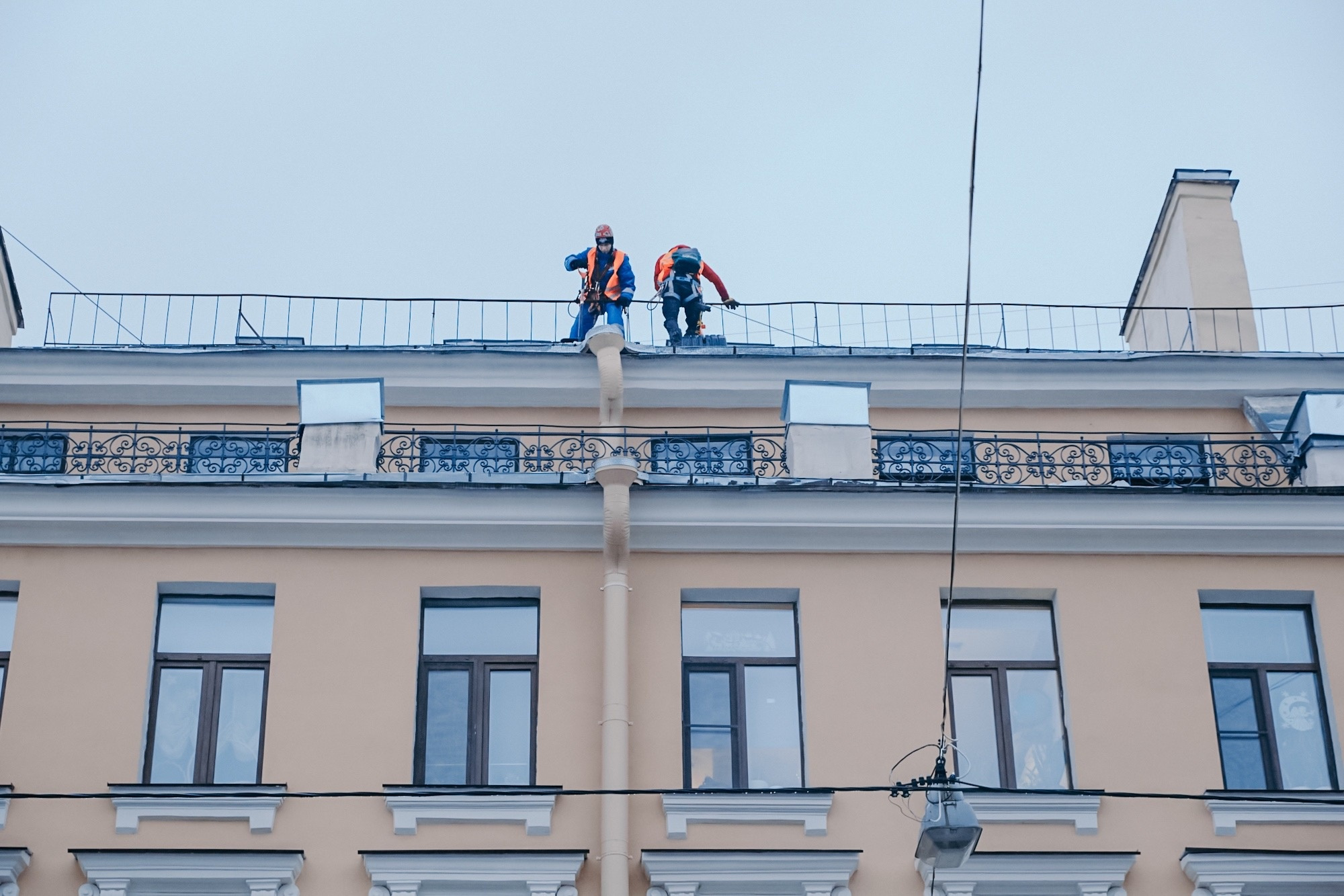 Беглов: сроки вывоза снега в Петербурге увеличиваются. Коммунальщики ушли чистить крыши