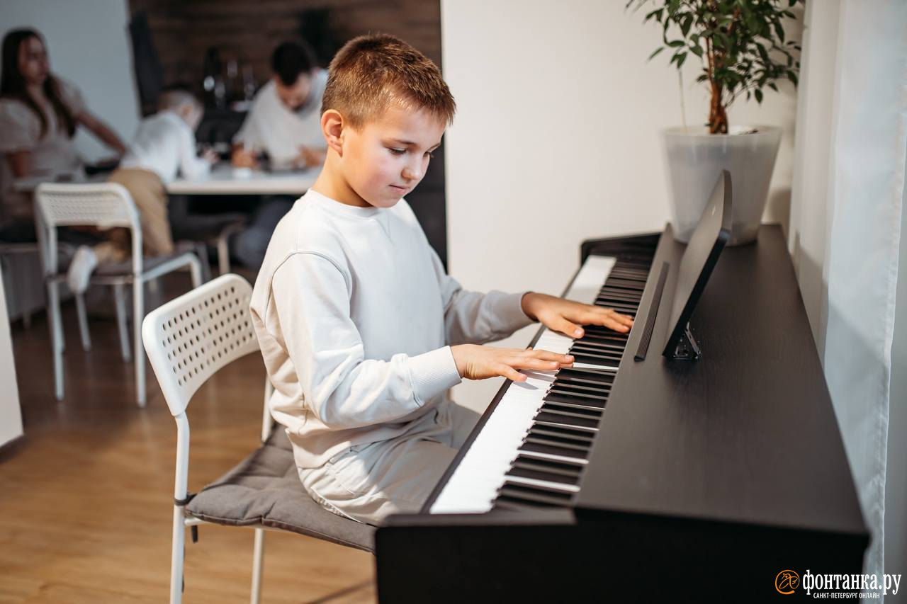 На пианино играет 10-летний Паша — он на видео кричал «Папа, убегай!»