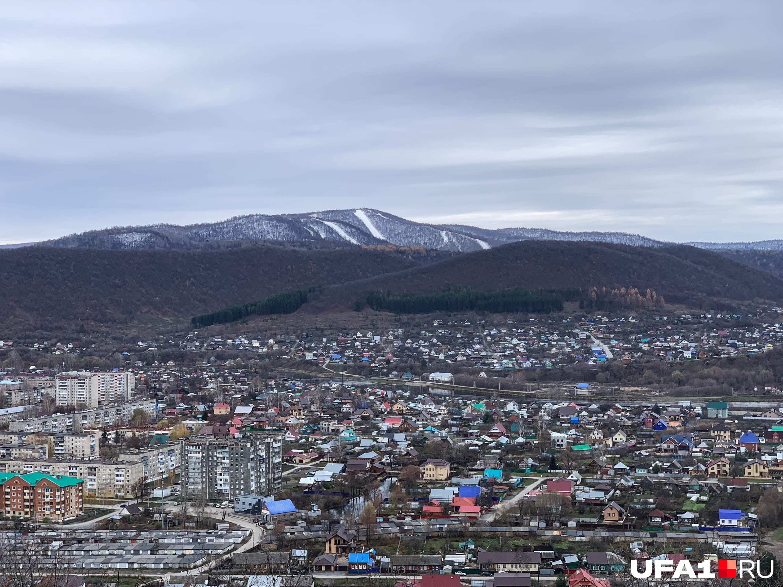 Возможно, это гора Аджигардак — в конце октября там уже лежал снег