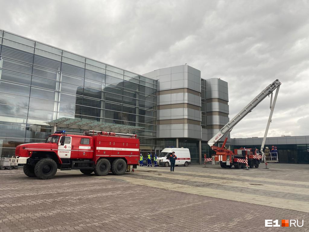 К аэропорту Кольцово пригнали колонну пожарных машин. Объясняем, что происходит