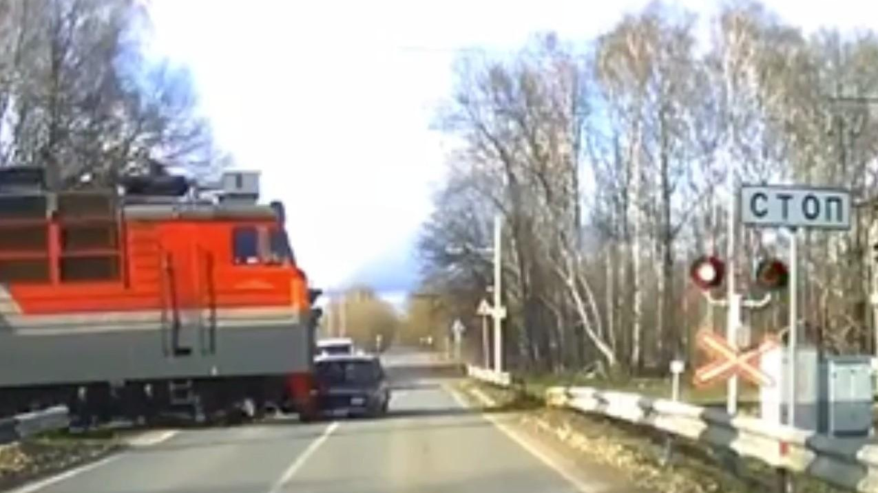 Момент жуткого ДТП с поездом и «семеркой» в «Ройке» под Кстовом попал на видео