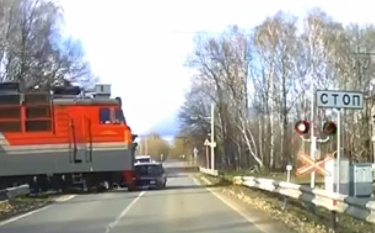 Момент жуткого ДТП с поездом и «семеркой» в «Ройке» под Кстовом попал на видео