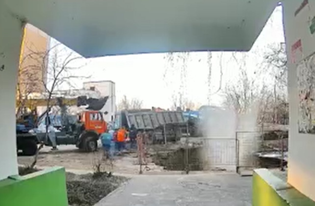 В Сормовском районе из-под земли забил фонтан. Момент аварии попал на видео