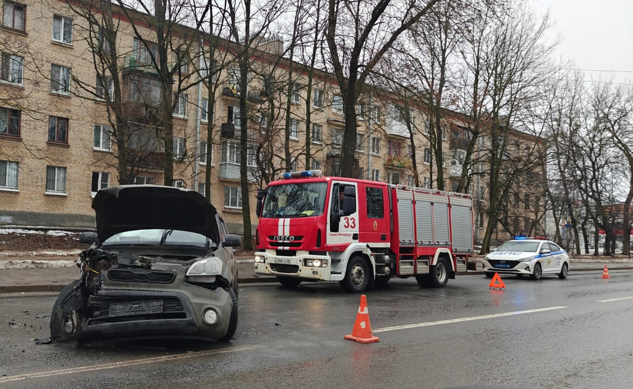 Жигули» закрутило после ДТП в Красном Селе. Камера сняла, как через стекло  вылетела женщина | 27.02.2024 | Санкт-Петербург - БезФормата